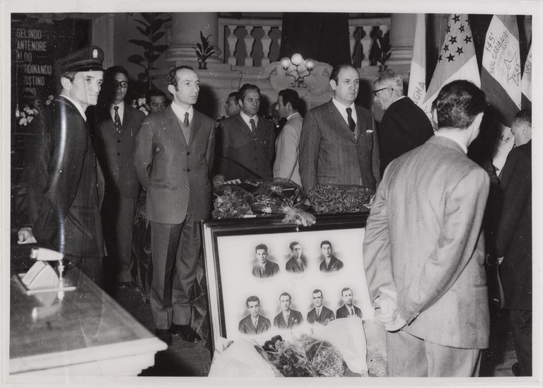 Gattatico-Reggio Emilia, 27-30 marzo 1970, Funerali di Alcide Cervi, camera ardente di Alcide nella Sala del Tricolore di Reggio Emilia, picchetto d'onore